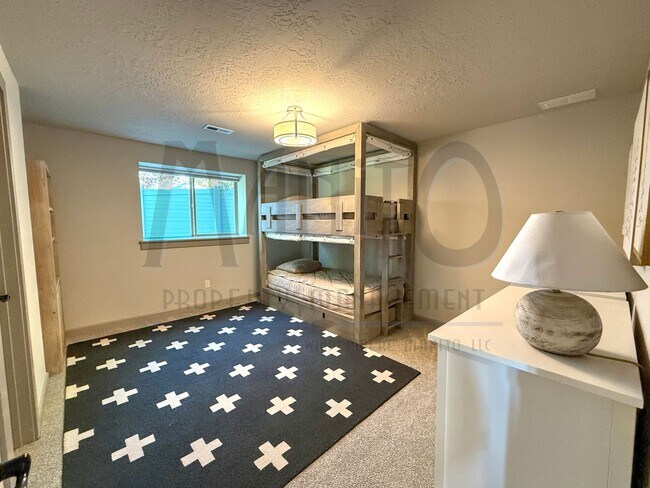 Building Photo - Spacious Eagle Ridge Home