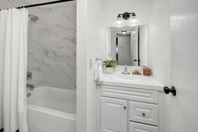 Building Photo - 2bd/1.75ba Redmond Condo