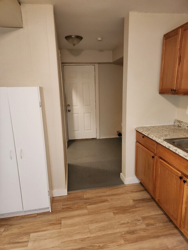 Laundry hookup off kitchen - 31847 Bay Ct