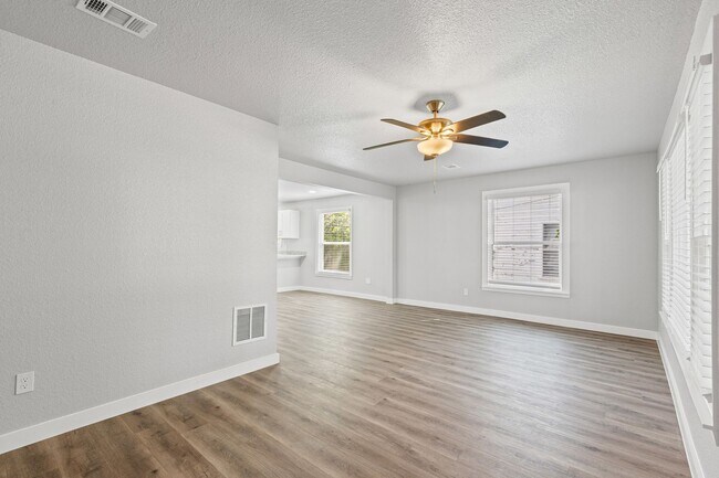 Building Photo - Charming in Cleburne!
