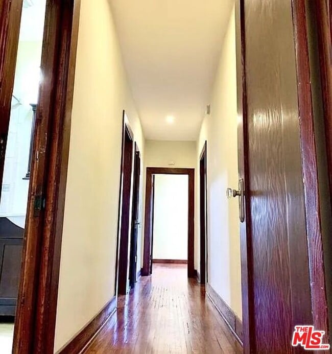 Building Photo - 1433 N Las Palmas Ave