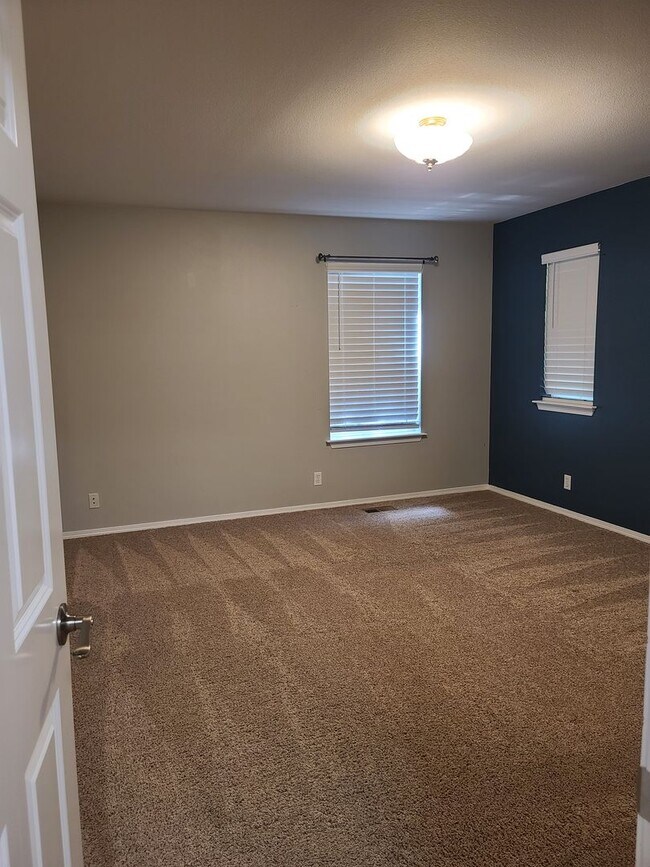 Building Photo - 2056 Doe Dr