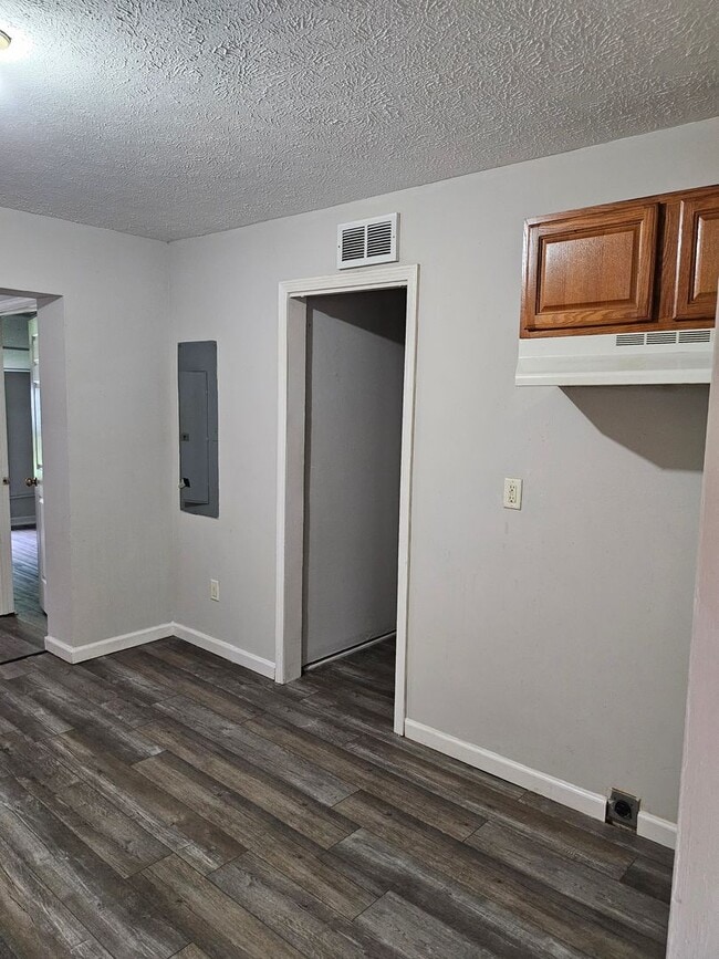 Building Photo - Large 2 bedroom house