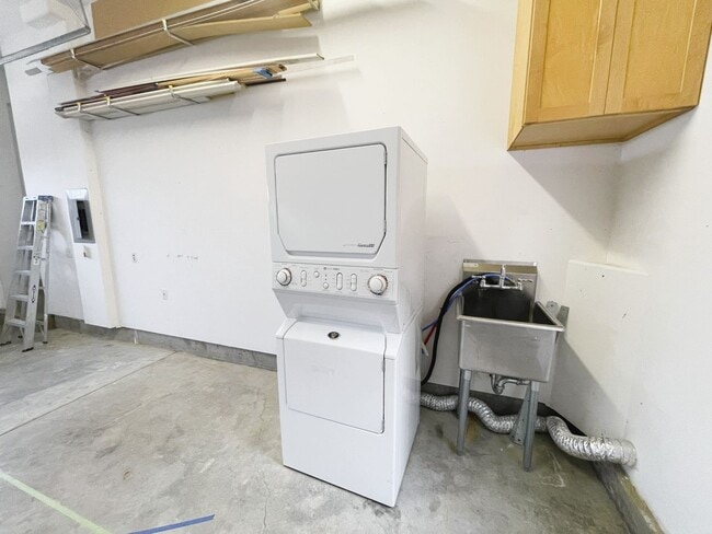 Building Photo - Spacious 3-Bedroom, 2-Bath Home in the Hea...
