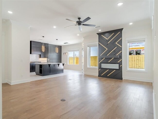 Building Photo - 311 Hedge Dr