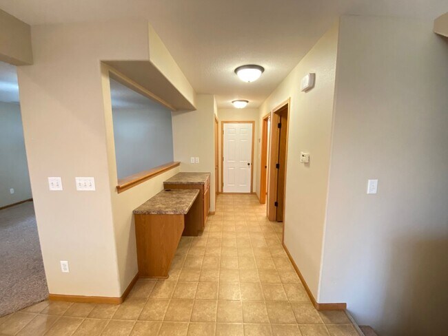 Building Photo - Four bed/2.5 bath townhome for August 2026!