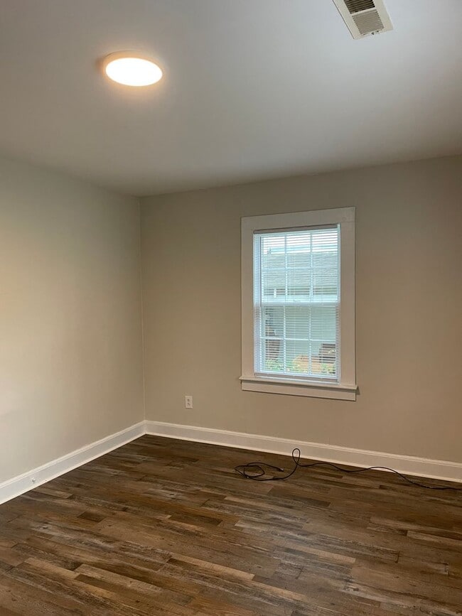 Building Photo - Newly Renovated
