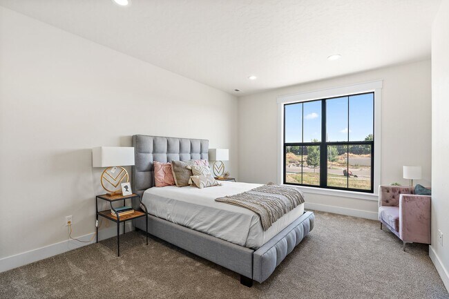 Building Photo - 2460 W Iron Coop St