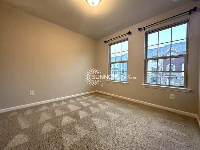 Building Photo - Beautiful 3 Bed Townhome in Eagle Lake Sub...