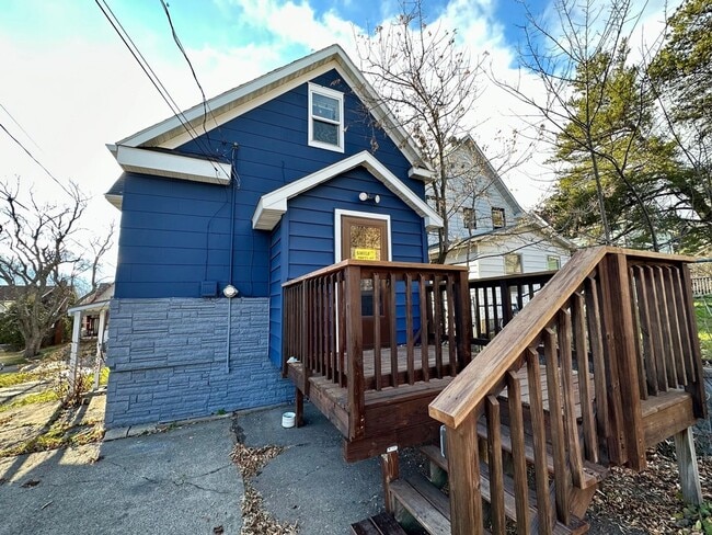 Building Photo - AVAILABLE JUNE - Updated 4 Bed 1 Bath