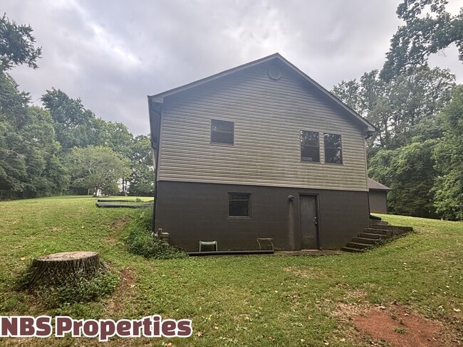 Building Photo - 809 Lester Rd
