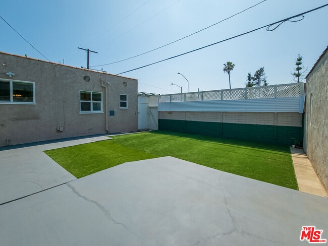 Building Photo - 723 W Doran St