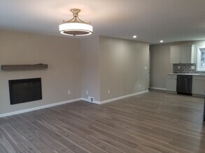 Building Photo - Gorgeous, Fully Upgraded/Renovated from to...