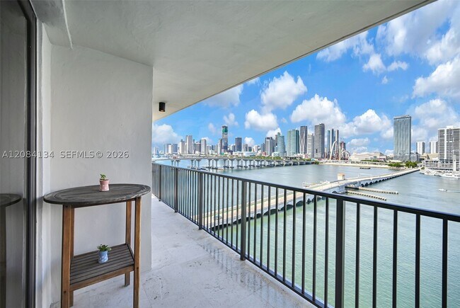 Building Photo - 801 N Venetian Dr