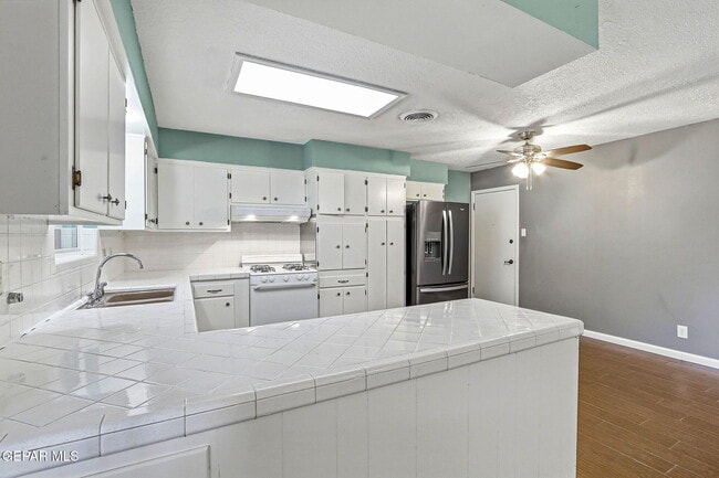 Building Photo - 8700 Cielo Vista Dr