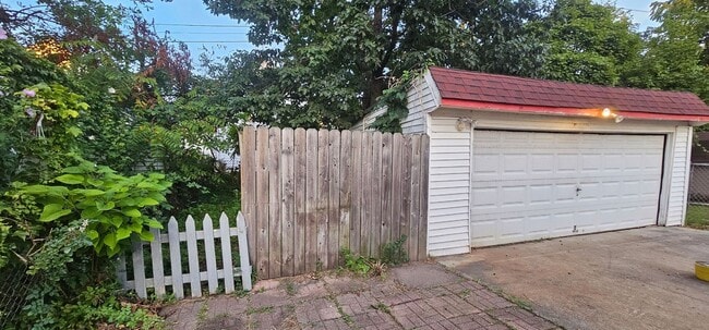 Building Photo - 3 Bed - 1.5 Bath - Single Family Home