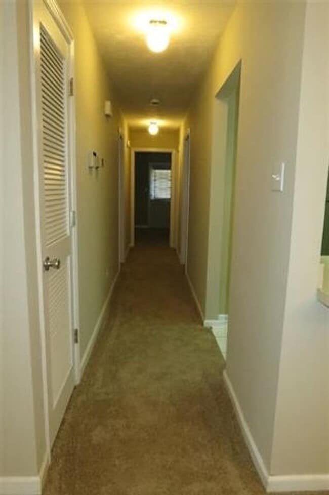 Building Photo - 2BR/2BA Townhome