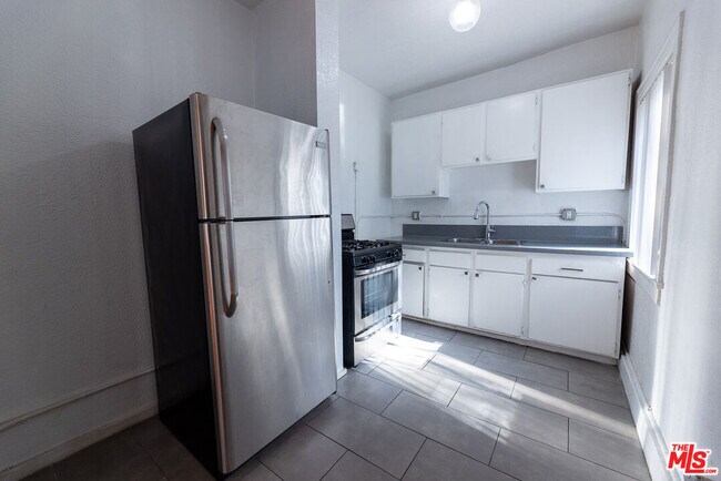 Building Photo - 661 Shatto Pl