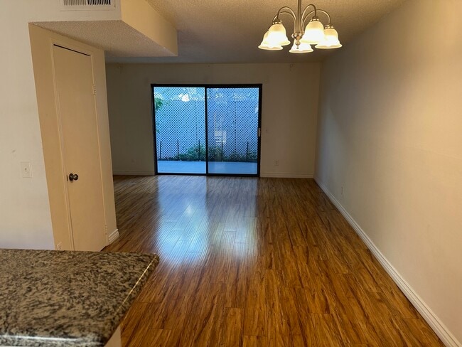 Building Photo - 727 E Tujunga Ave