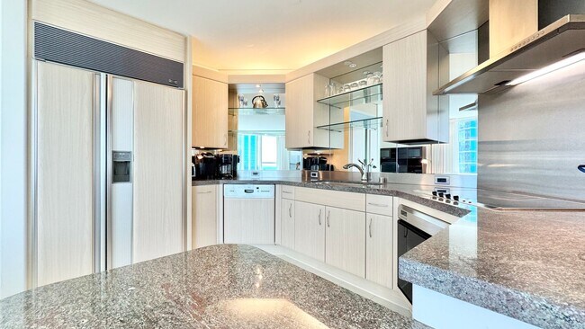 Building Photo - 2 BED/2 BATH FURNISHED UNIT AT HIGHLY DESI...