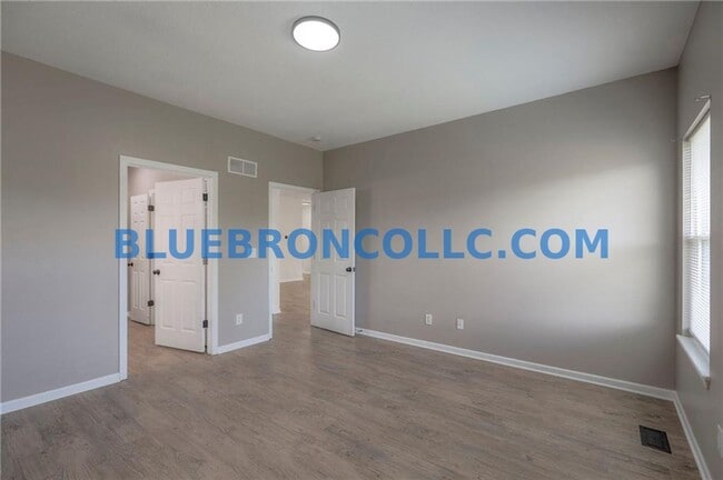 Building Photo - Completely renovated 3 bedroom unit with modern finishes and beautiful views.
