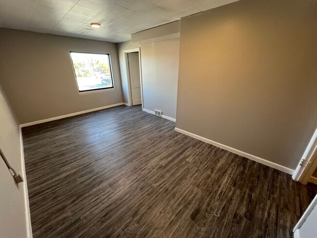 Building Photo - 2 Bedroom 1 Bath Private Apartment Above B...