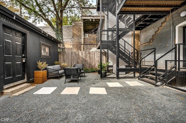 Building Photo - 2014 N Oakley Ave