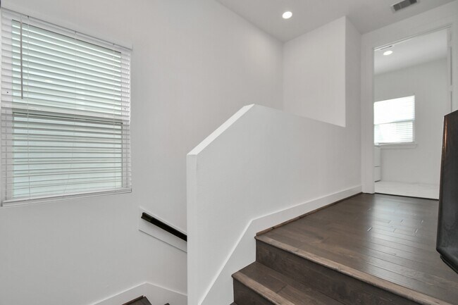 Building Photo - 853 Mansfield St