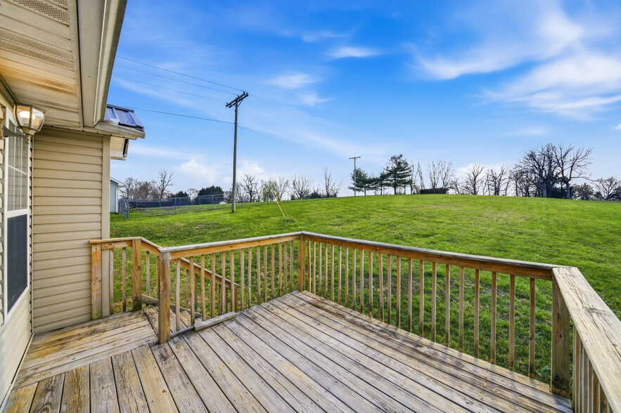 back deck - 1453 Chessingham Dr