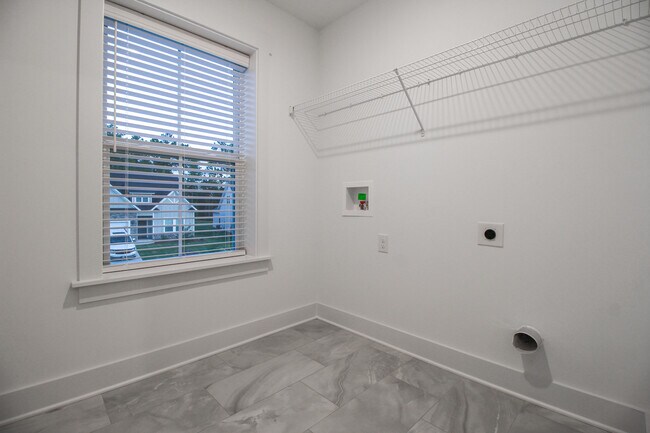 Building Photo - 2036 Warbler Dr