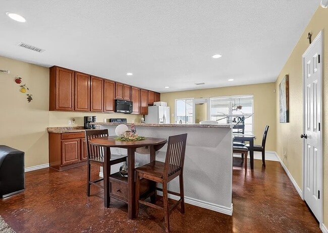Building Photo - Comfy 4-Bed Midland Home with all appliances, backyard, attached garage, 6 min to grocery store