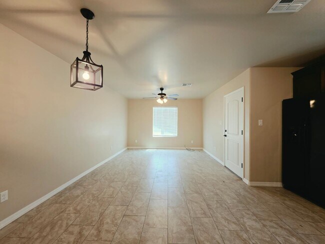 Building Photo - 546 S 15th Ave