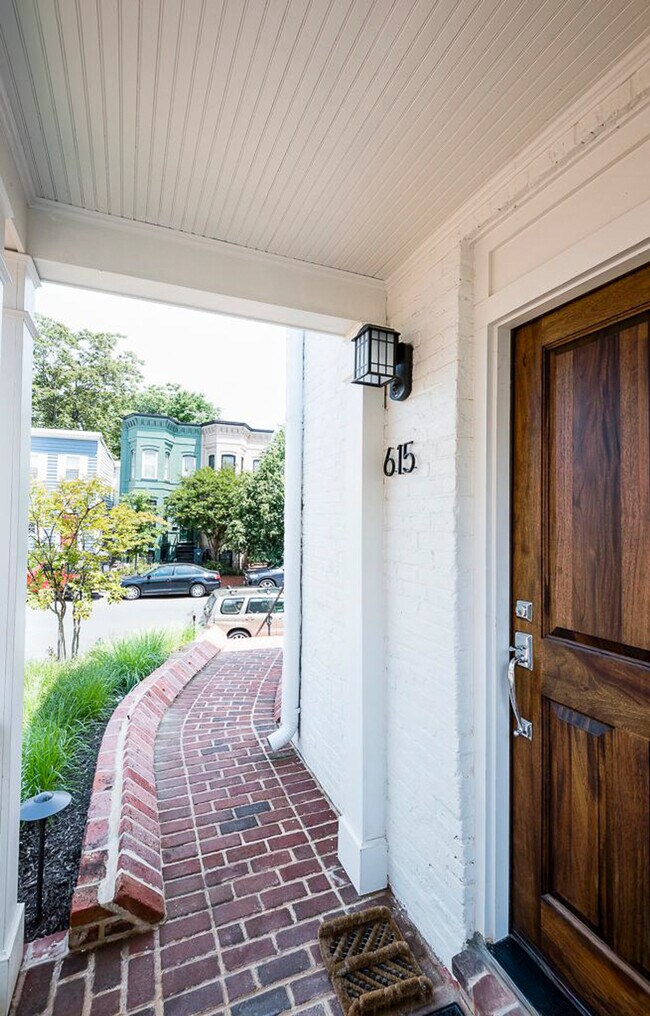 Building Photo - 616 D St SE