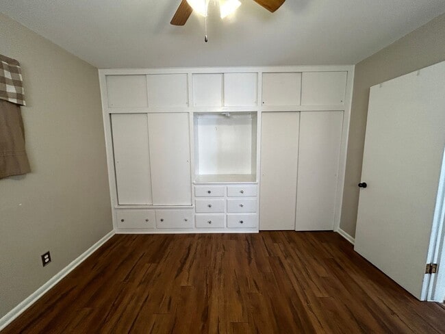 Building Photo - 3 Bedroom 1 Bath Large House with Garage & Many Amenities