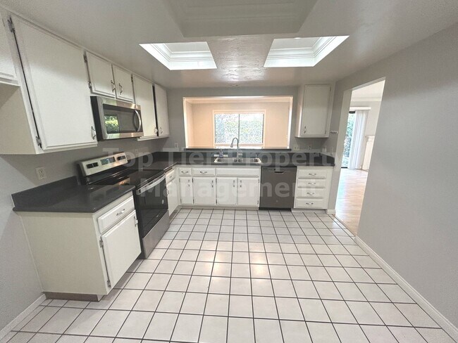 Building Photo - ***Charming 3 bed / 2.5 bath / 1,501 sqft ...