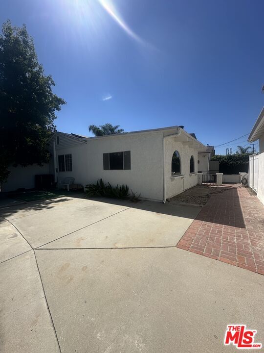 Building Photo - 7359 Amestoy Ave