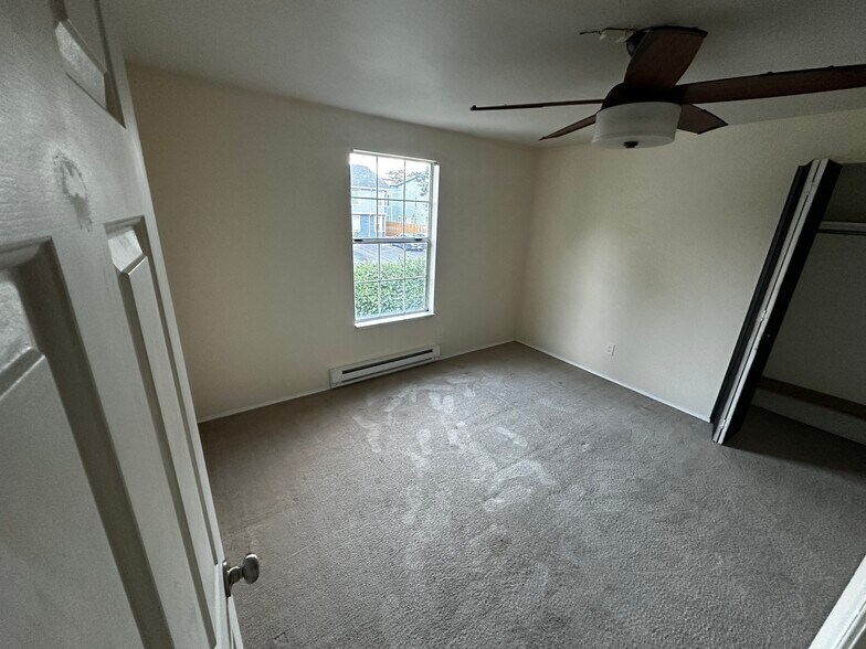 Bedroom 2 - middle - 952 SE Ely St