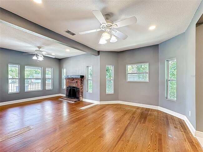 Building Photo - 2409 Drake Dr