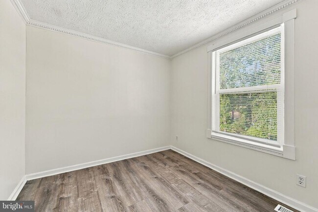Building Photo - 8 Victoria Manor Ct