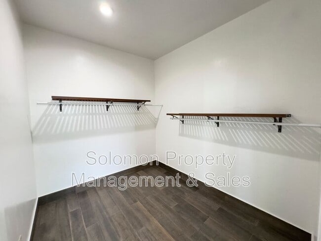 Building Photo - 2030 Broadway St