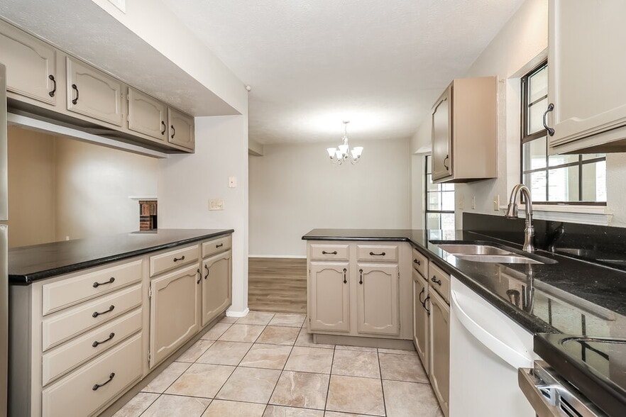 Building Photo - 702 Ponderosa Dr