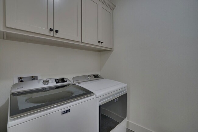 Building Photo - 302 Red Bird Ln