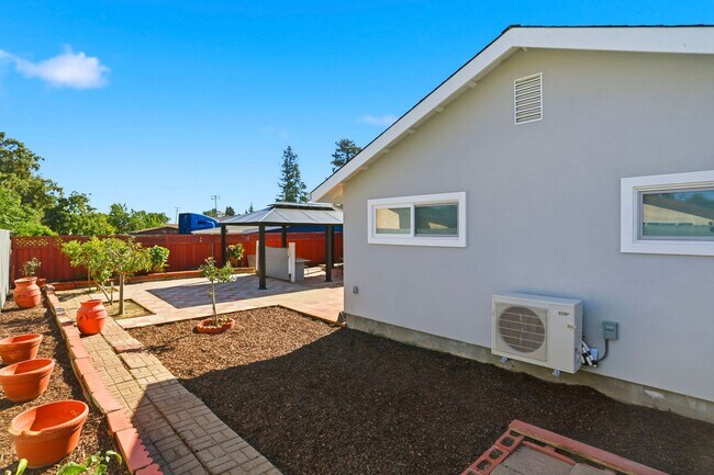 Building Photo - Just Built Two Bedroom Property!