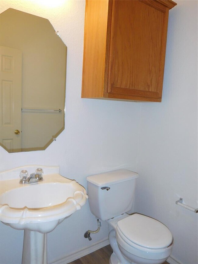 Building Photo - 911 Middle Brook Dr