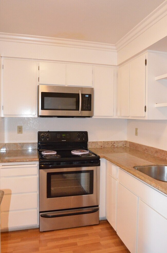 Building Photo - Ground Floor Condo in Wonderful Warm Sprin...