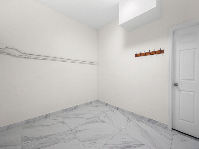 Building Photo - 7923 N Southwood Cir