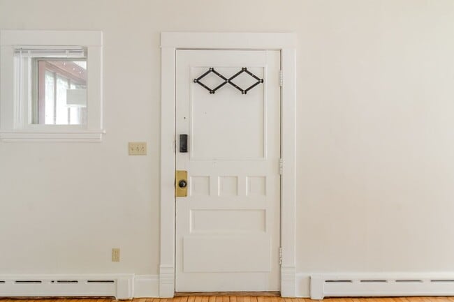 Building Photo - Charming 3 Bedroom | 1 Bathroom
