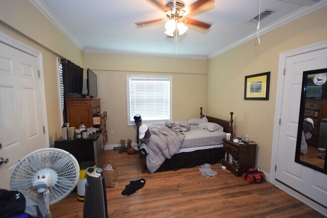 Building Photo - 4 Bed 2 Bath Home Centrally Located!