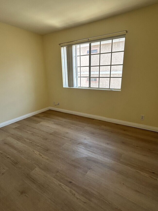 Building Photo - Cozy 3 bedroom Condo in the most demanded ...