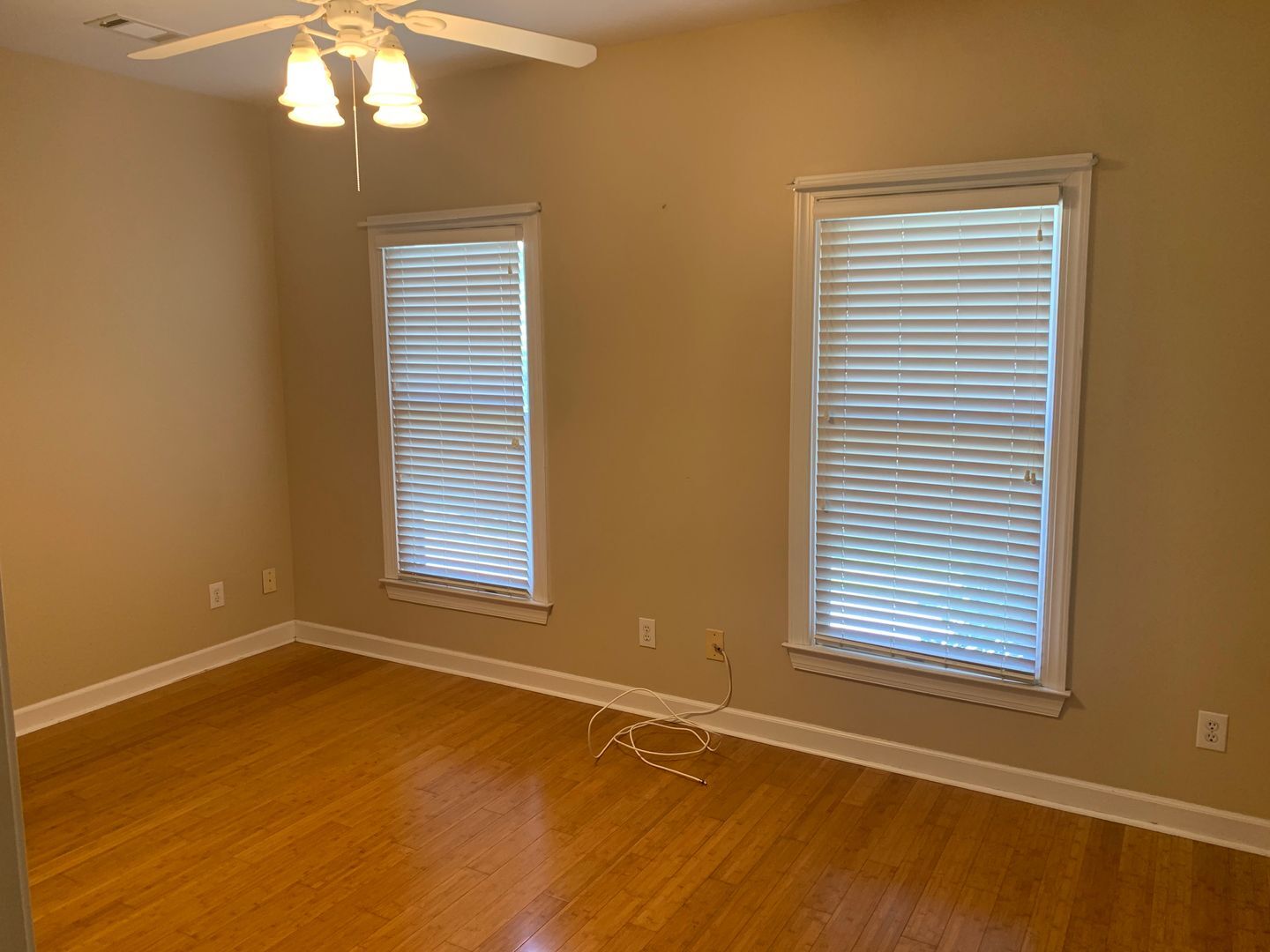 Building Photo - Spacious Townhome close to downtown Auburn...